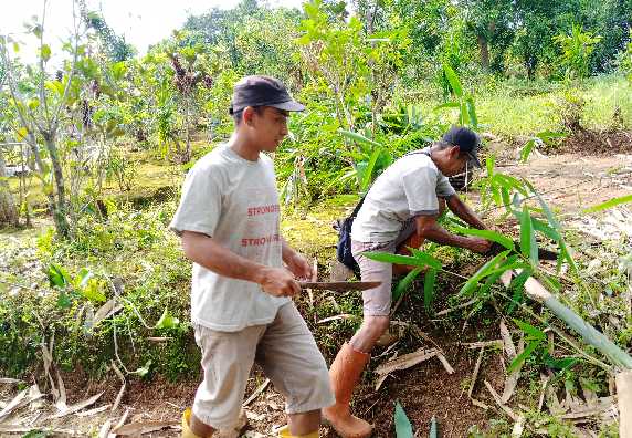 Kerja Bakti bersama masyarakat merapikan Bambu di area Pemakaman UMUM Dusun Dluwak Desa Jati 